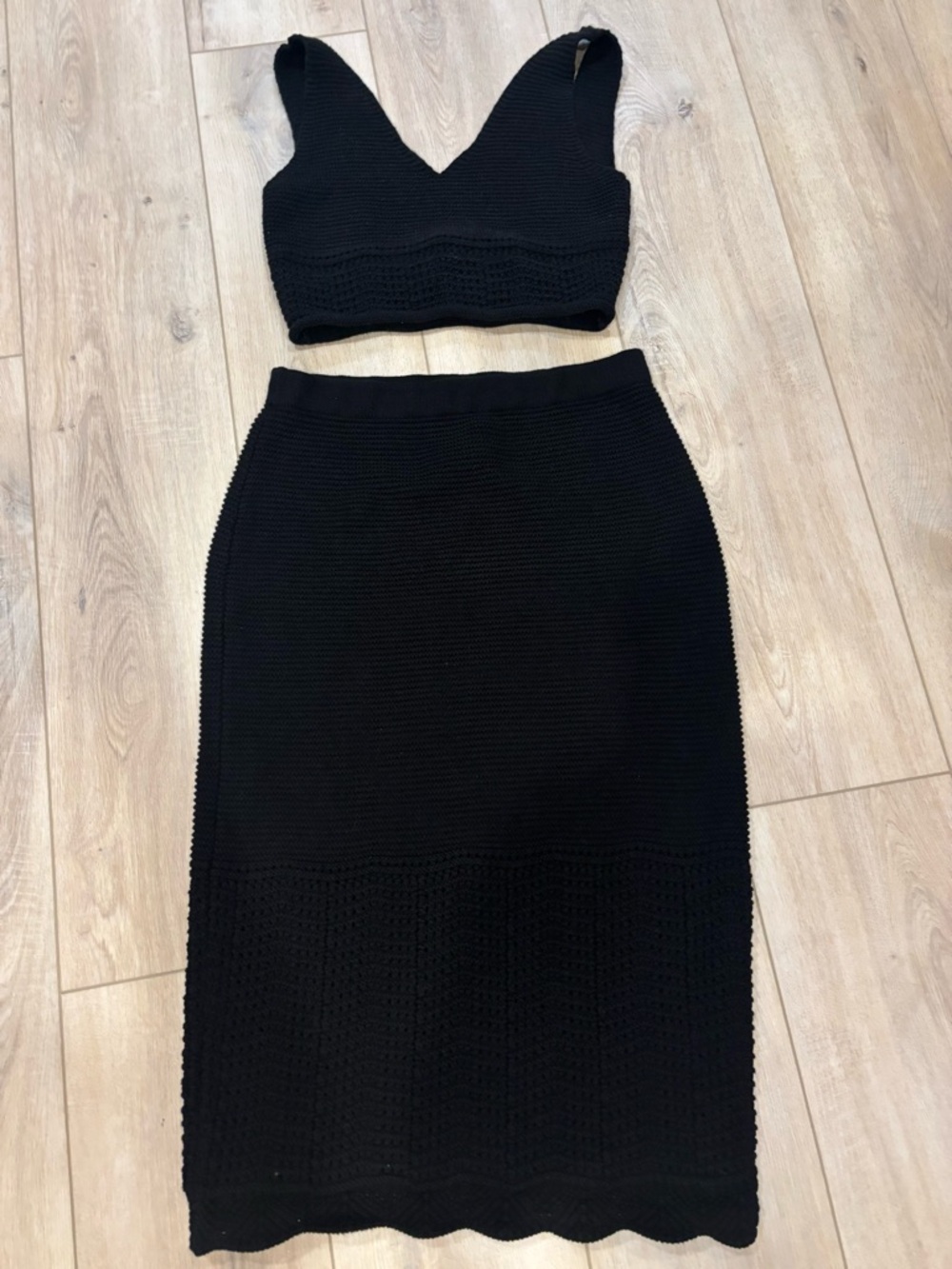 House of Harlow 1960 Black Knit Midi Skirt with Ribbed Texture - Picture 4 of 7